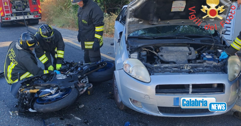 Catanzaro, impatto auto-moto in via dei Conti Falluc: centauro ferito gravemente, ricoverato in ospedale