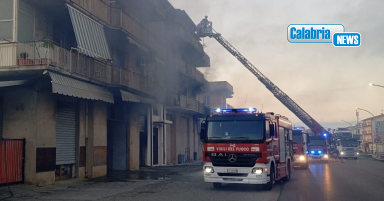 Paura nella notte a Campora San Giovanni: camion in fiamme, interessato edificio, evacuati abitanti