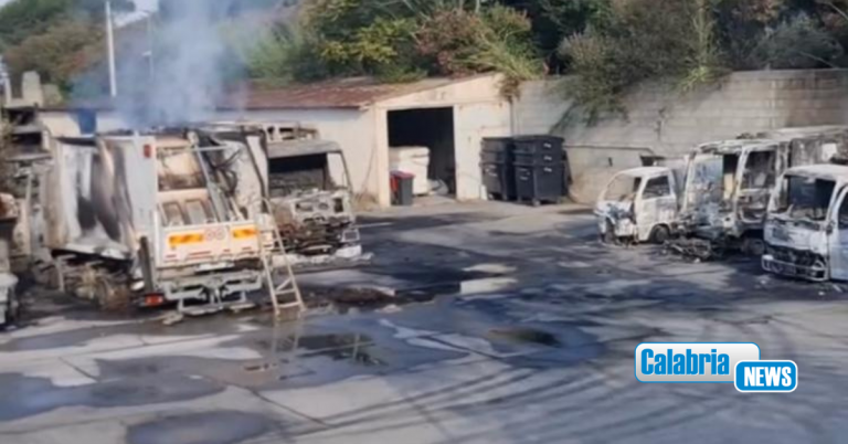 Cetraro, incendio doloso in deposito di ‘Ecologia Oggi’: bruciati 10 compattatori