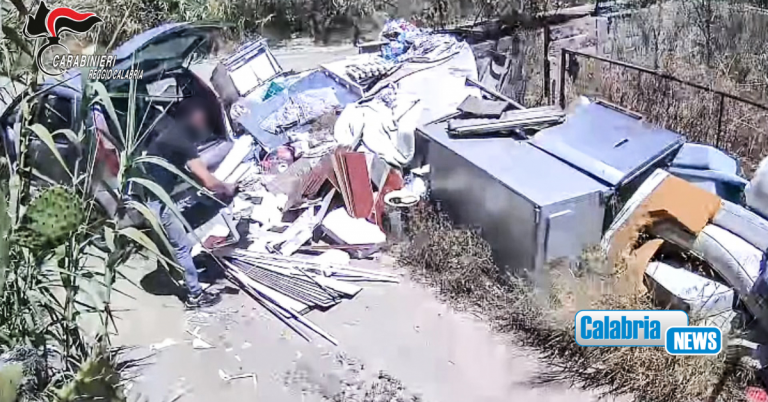 VIDEO-Pizzicato ad abbandonare rifiuti speciali in un’area demaniale a Condofuri: denunciato