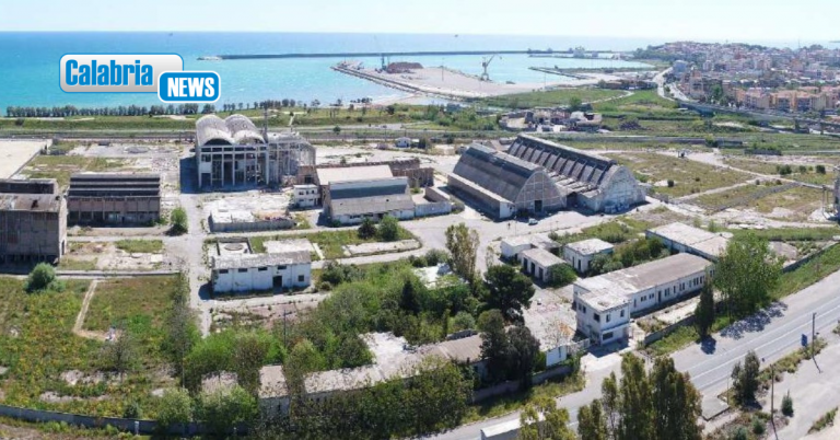 Crotone, bonifica ex area industriale. Provincia e Comune: rifiuti pericolosi conferiti solo all’estero