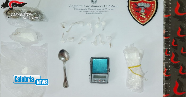 Crotone, pizzicato con 12 involucri di cocaina pronti per lo spaccio: 32enne arrestato