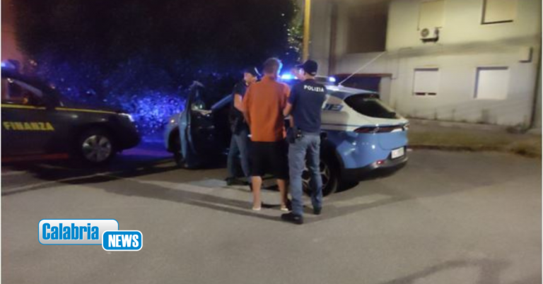 Crotone, Polizia e Guardia di Finanza arrestano due scafisti per lo sbarco del 24 giugno scorso