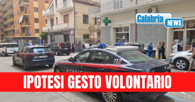 Tragedia a Lamezia, donna di 80 anni trovata morta ai piedi di un edificio di via Piave: indagini