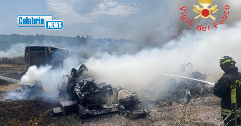 VIDEO-Incendio distrugge sterpaglie e giostre a gettoni a Maida: colonna di fumo sulla SS280