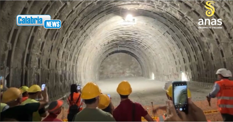 VIDEO-Abbattuto ultimo diaframma della galleria ‘Peristeri’ dei lavori della SS106 Jonica a Palizzi