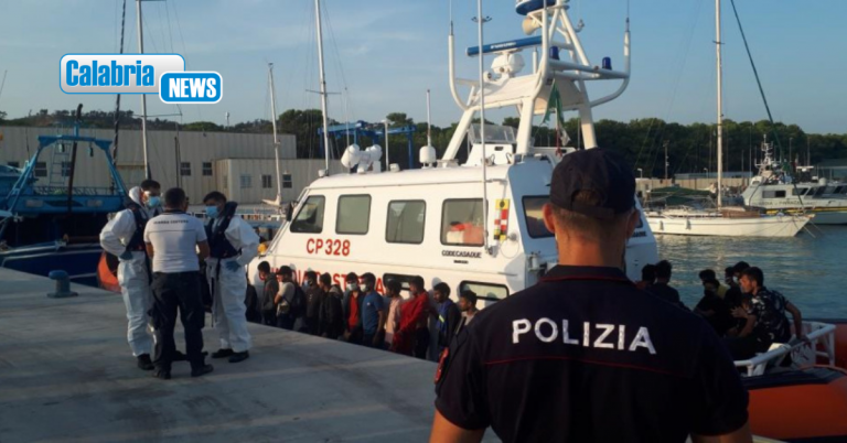 Polizia ferma tre egiziani per il trasporto di 187 migranti tra Reggio Calabria e Roccella