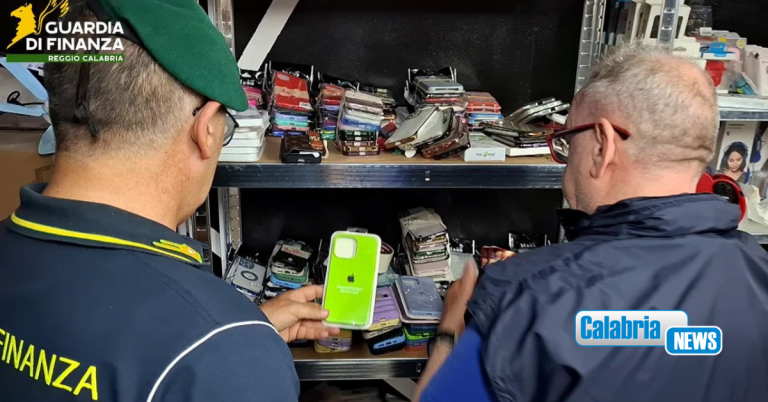 VIDEO-Reggio, scoperta “fabbrica del falso”: prodotti contraffatti venduti con Tik Tok e sito internet
