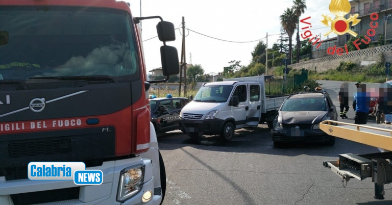 Sellia Marina, incidente sulla SS106 in prossimità della rotonda di località ‘Ruggero’: un ferito