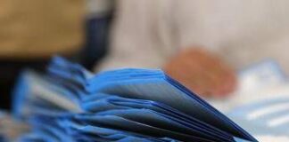 Sondaggio elezioni, centrodestra e centrosinistra quasi pari