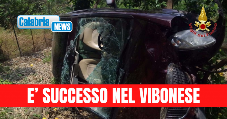 FOTO-Fuori strada con l’auto, abbatte muretto e ringhiera e precipita da 7 metri: soccorsa