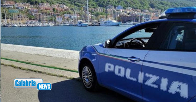 Vaga nudo e cerca di fermare auto sulla provinciale a Santa Domenica di Ricadi: bloccato con il taser