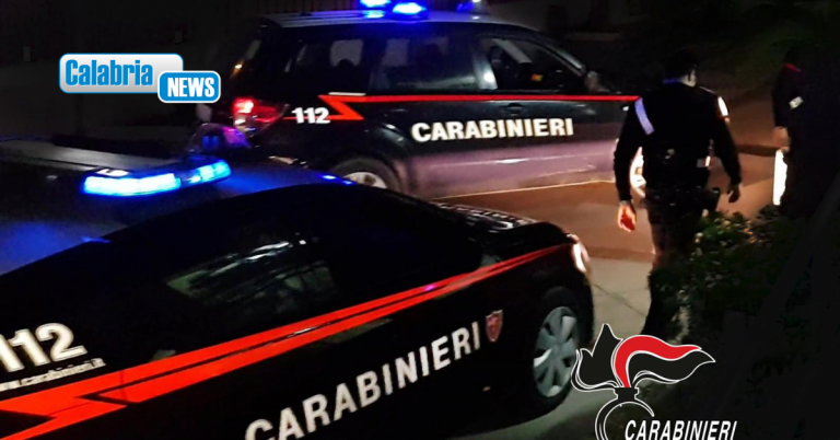 Reggio, lite tra giovanissimi nella notte in pieno centro: spuntano i coltelli, un ferito in ospedale