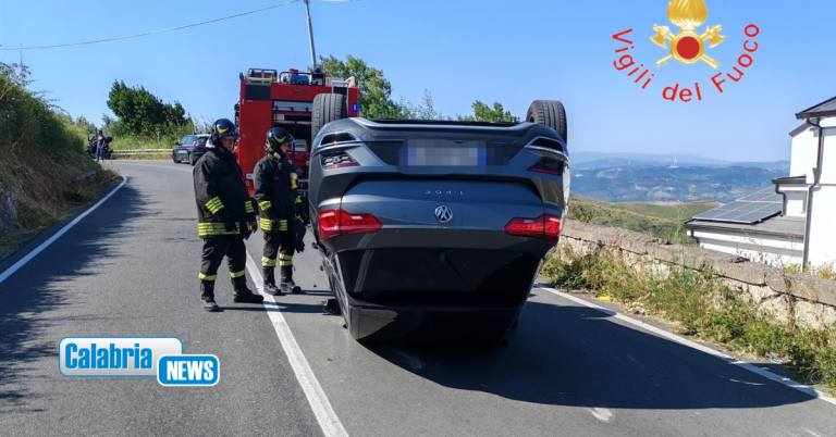 Catanzaro, incidente stradale autonomo in via Vincenzo Aloi: vettura si ribalta, ferito conducente