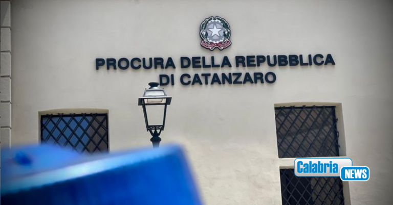 Corruzione e truffa, chiesto rinvio a giudizio per 25 persone: coinvolti ex presidente Regione e dirigenti