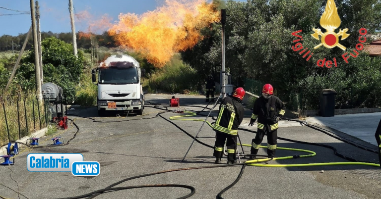 Perdita di GPL da autocisterna sulla SS106 a Catanzaro: delicato intervento dei Vigili del Fuoco