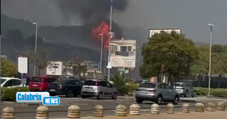 Incendio di vegetazione nei pressi del centro commerciale “Due Mari”: chiusa la SS280
