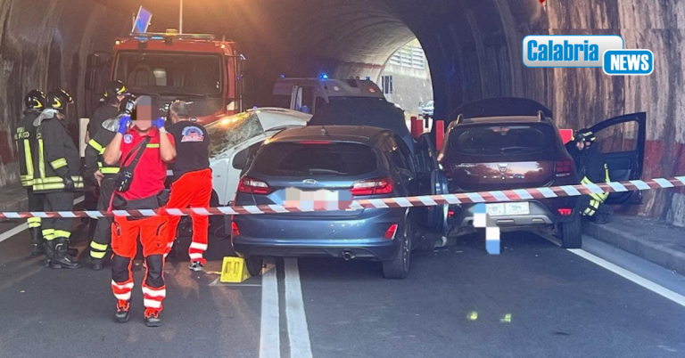 Crotone, incidente fra 4 auto in galleria sulla SS107: tre feriti estratti dalle lamiere