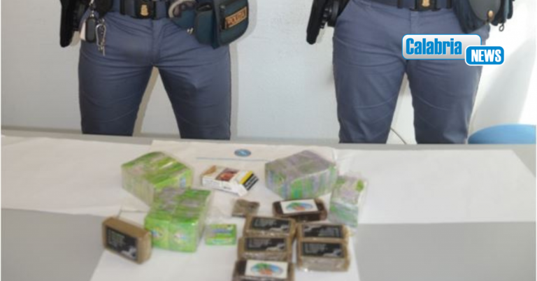 Crotone, Squadra mobile blocca corriere della droga: arrestato con 2,5 chili di hascisc