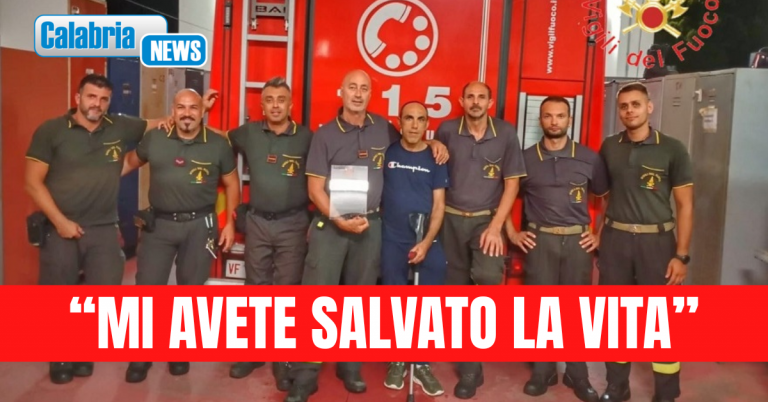 Dopo tre mesi dal suo grave incidente, per ringraziarli fa visita ai Vigili del Fuoco di Lamezia Terme