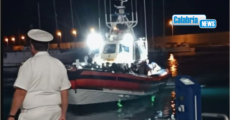 A Roccella Jonica sbarcano 93 migranti, 21 sono donne e 12 minori: c’è anche un neonato
