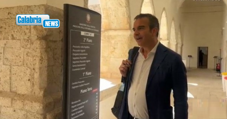 Indagine per corruzione, Occhiuto interrogato in procura a Catanzaro. “Soddisfatto e sollevato”