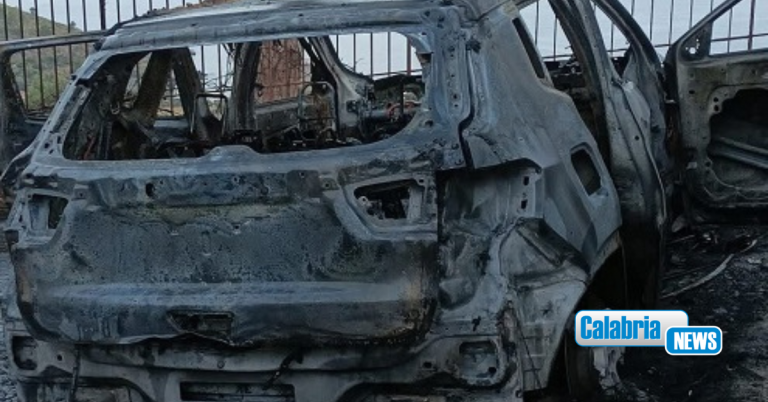 In fiamme nella notte l’auto del sindaco di San Nicola Arcella. Madeo: “Mi affido a indagini”