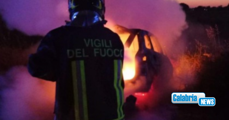 In fiamme, nella notte, auto dirigente Comune Vibo Valentia: non si esclude l’azione dolosa