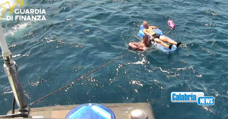 Corigliano-Rossano, anziano alla deriva su materassino raggiunto da bagnino: entrambi salvati dalla Gdf