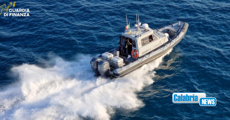Moto d’acqua alla deriva al largo di Marina di Gioiosa: vedetta GDF interviene e salva bagnante