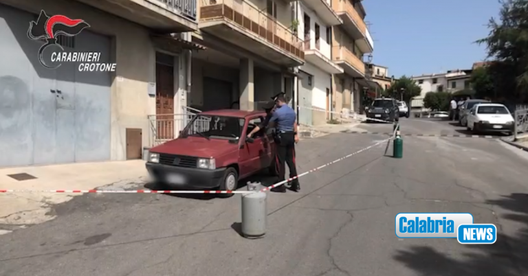 VIDEO-Roccabernarda, prima sperona l’auto e poi tenta di uccidere l’ex moglie: arrestato pensionato