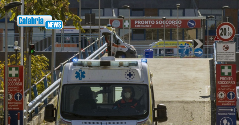 Mangiano un panino con broccoli, gravi due 17enni: ricoverati in terapia intensiva a Cosenza