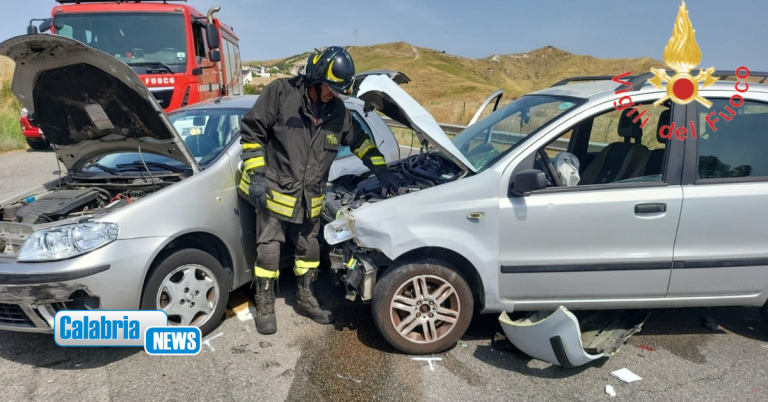 Catanzaro, incidente stradale su Viale Emilia: 4 persone ferite, di cui tre incastrate nei veicoli