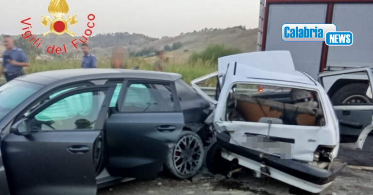Catanzaro, su Viale Emilia violento impatto tra due auto: tre feriti, uno estratto dalle lamiere