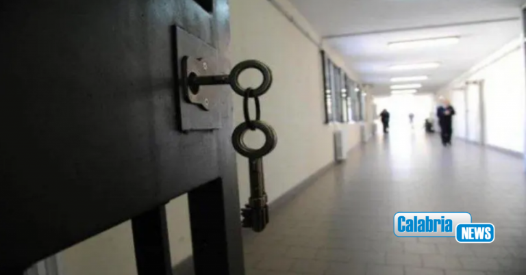 Paola, detenuto con problemi psichiatrici appicca incendio nella sua cella: agente rimasto contuso