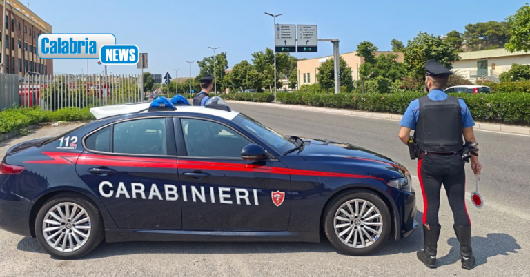 Crotone, per evitare controllo aggredisce i Carabinieri: arrestata donna trovata anche con droga