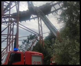 Paura a Cinecittà World, guasto alle montagne russe: in 15 restano bloccati a 20 metri d’altezza
