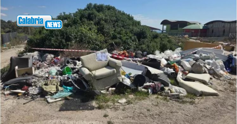 VIDEO-Petilia Policastro, ex isola ecologica trasformata in discarica abusiva: 6 denunce