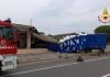 Tir sfonda un caseificio dopo lo scontro con un’auto: un morto e due feriti a Capalbio