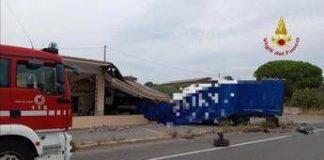 Tir sfonda un caseificio dopo lo scontro con un’auto: un morto e due feriti a Capalbio