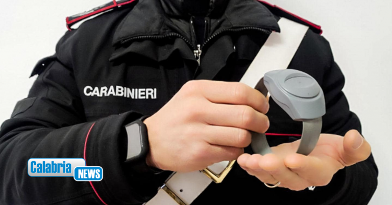 Da un anno minaccia anziana in carrozzina: braccialetto elettronico per un 40enne del Reggino