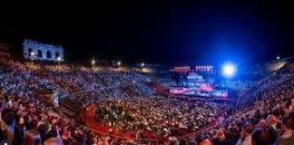 Carlo Conti, l’appello alla pace ai Tim Music Awards: “Questi gli unici droni che ci piacciono”