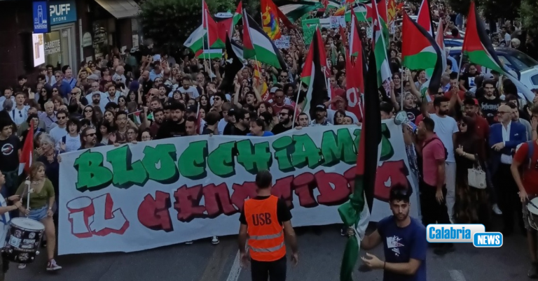 In migliaia a corteo pro Gaza a Cosenza, traffico bloccato al grido di “No alla guerra”