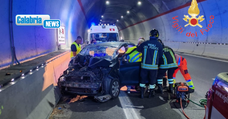 Incidente camion-auto nella galleria “Tirolello” sulla SS106: conducente vettura estratta da lamiere