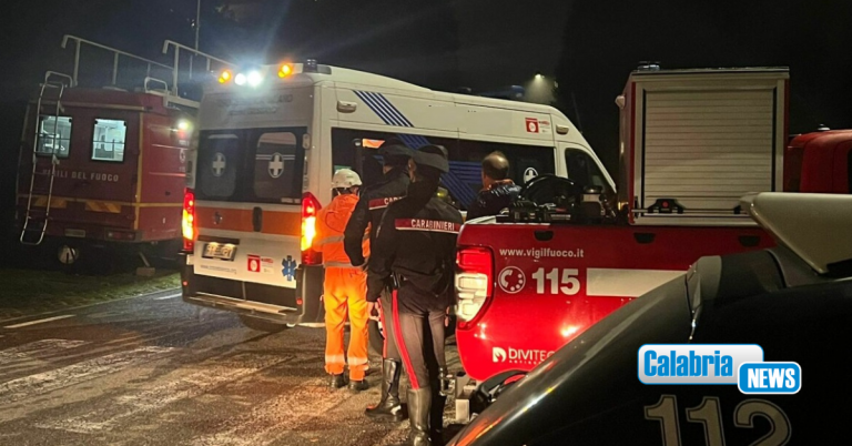 Frontale nella notte tra due auto sulla SS106 a Crosia: 21enne morto sul colpo, un ferito grave