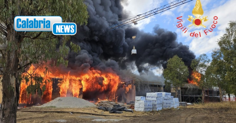 VIDEO-FOTO-Isola Capo Rizzuto, scoppia incendio in edificio scolastico in costruzione: indagini