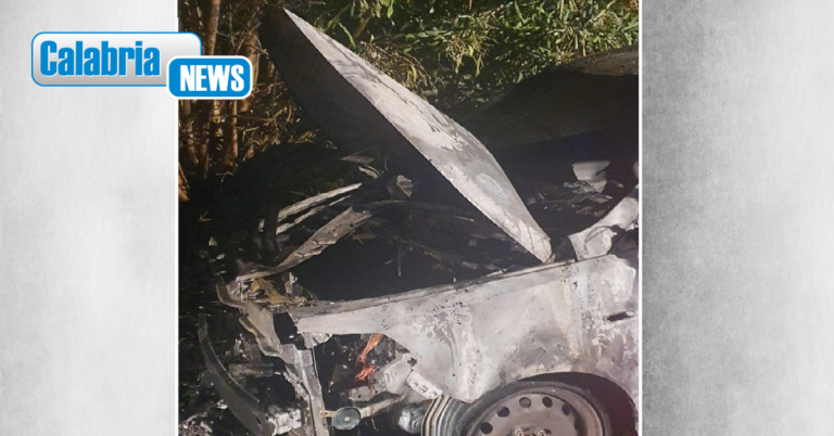 A fuoco nella notte l’auto della presidente del centro antiviolenza di Crotone: indagini in corso