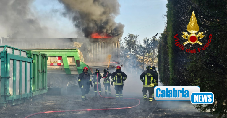 VIDEO-FOTO-Crotone, incendio sterpaglie si estende in recinto ditta smaltimento rifiuti