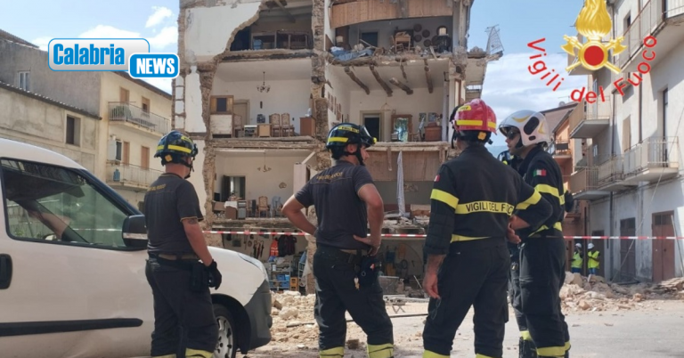 Lamezia, Procura apre inchiesta su crollo parete edificio. In zona in corso lavori di scavo