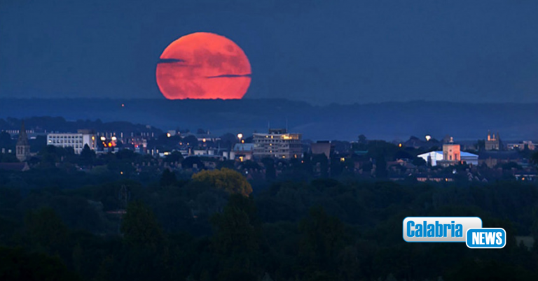 Stasera la luna si veste di rosso: l’affascinante fenomeno celeste visibile anche in Calabria